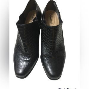 Trotters Size 7.5 WW Black Leather Ankle Boots  EUC